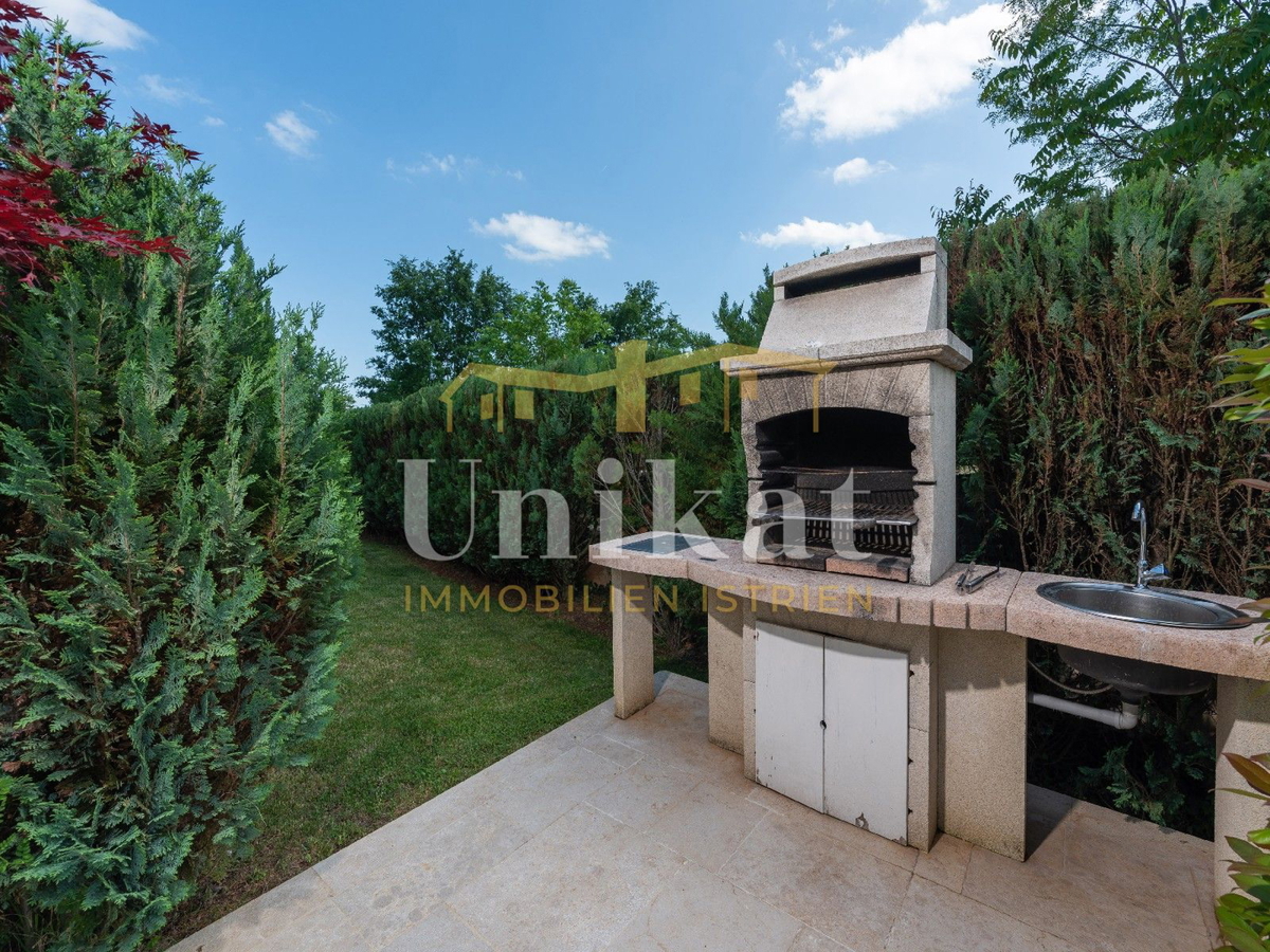 Moderna vila z notranjim in zunanjim bazenom